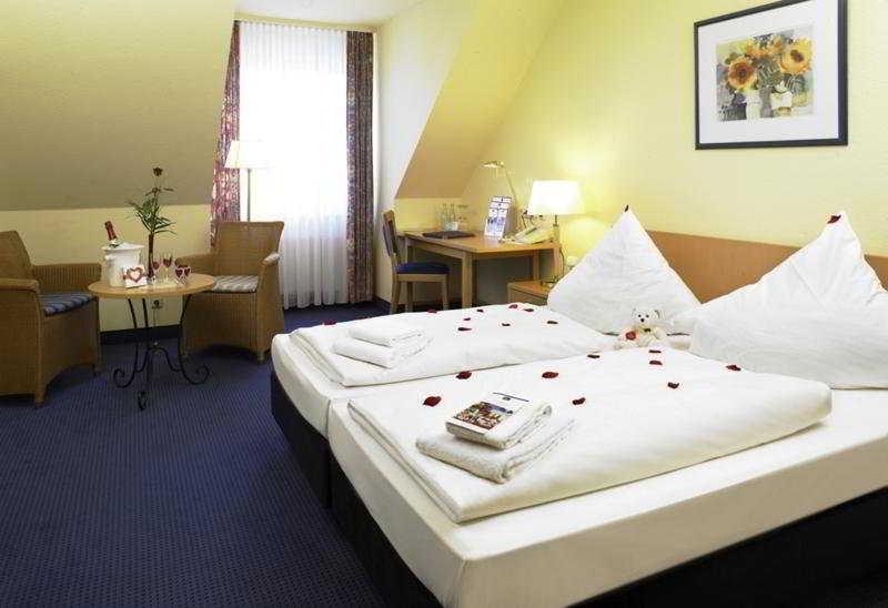 Hotel Tryp By Wyndham Luebeck Aquamarin Esterno foto