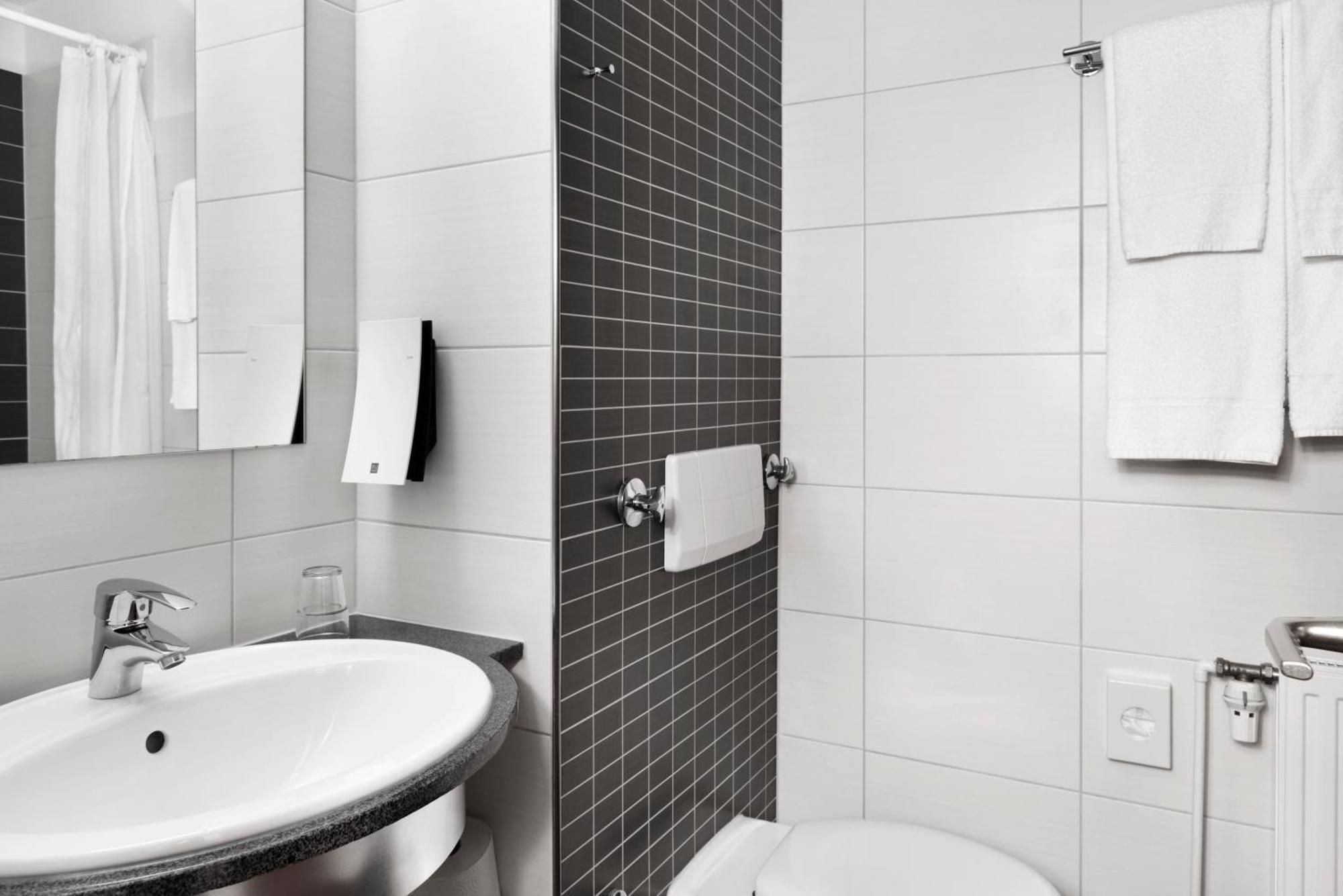 Hotel Tryp By Wyndham Luebeck Aquamarin Esterno foto