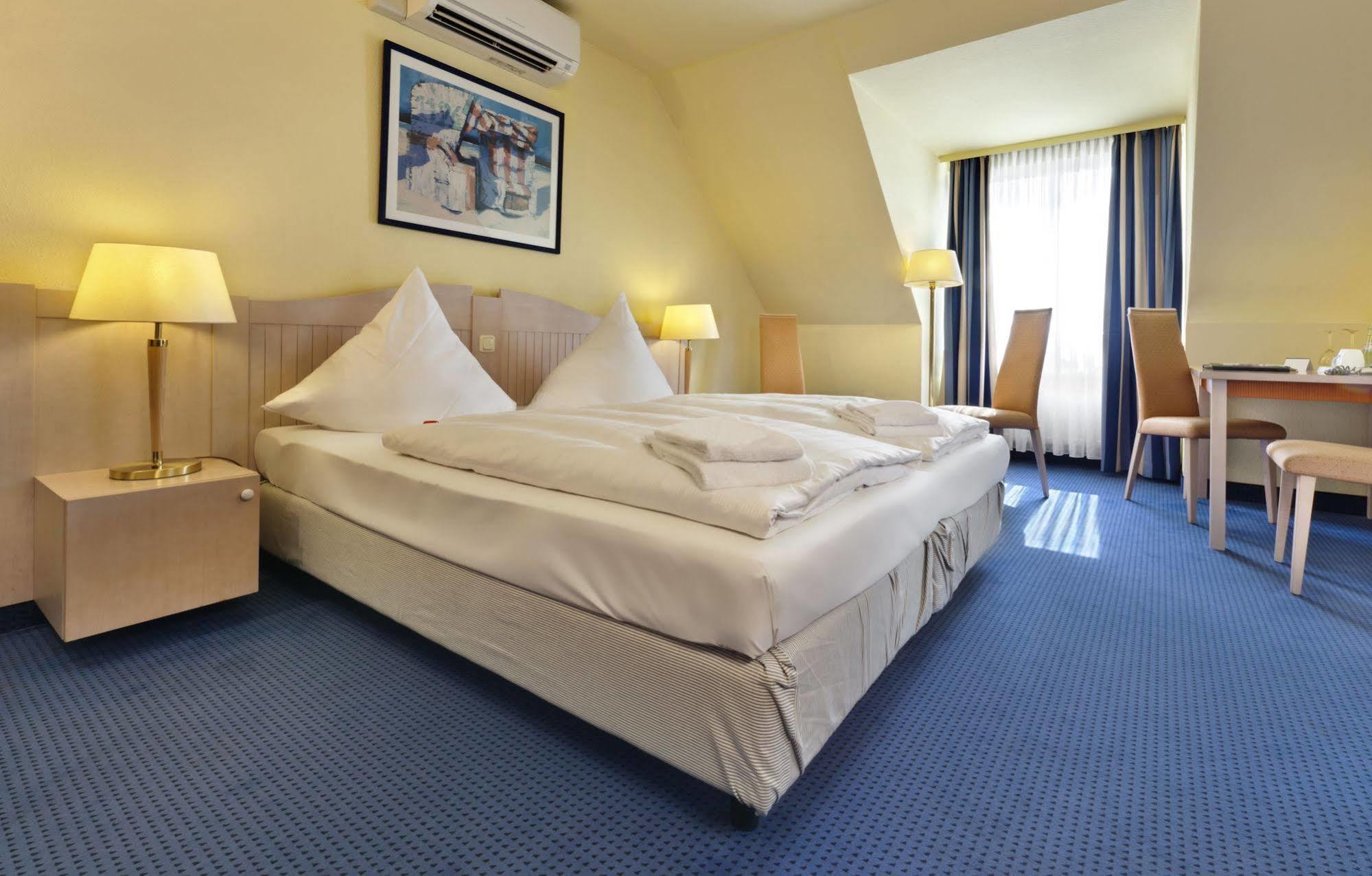 Hotel Tryp By Wyndham Luebeck Aquamarin Esterno foto